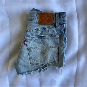 LEVI’S DENIM CUTOFF SHORTS